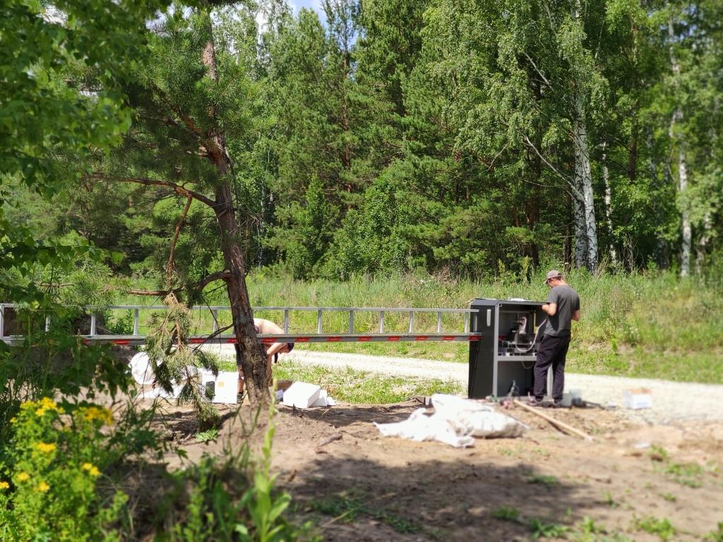Шлагбаум и камеры наружного наблюдения