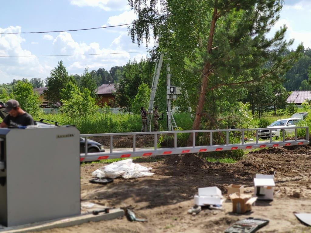 Шлагбаум и камеры наружного наблюдения
